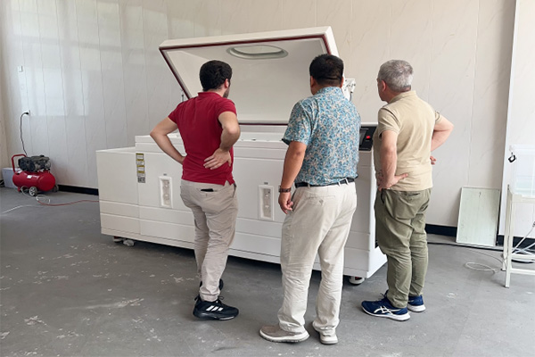 LIB begrüßte Partner aus Polen und Italien, um die Förderung seiner gesamten Palette von Umwelt test kammern zu besuchen und zu diskutieren